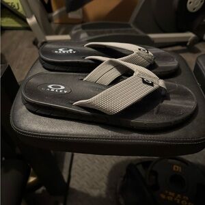 Oakley men’s flip flops size 8